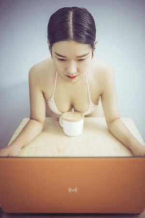 女王踩踏脚奴免费区域视频_720免费在线播放